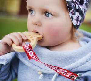 Lullalove : MaMari ośmiorniczka  gryzak z drewna z zawieszką