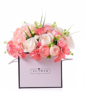 Flower box krem brzoskwinia róż