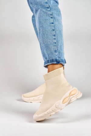 Wysokie beżowe buty wsuwane damskie