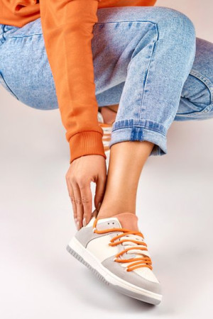 Sneakersy damskie z pomarańczowymi sznurówkami