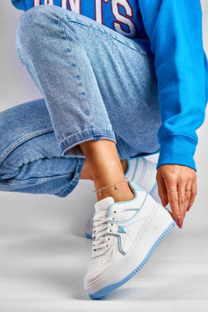 Białe sneakersy damskie z niebieskimi dodatkami