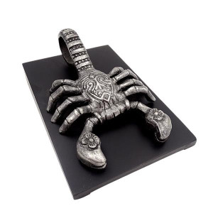 Skorpion - Figurka Dekoracyjna Aluminiowa Na Drewnianej Podstawie
