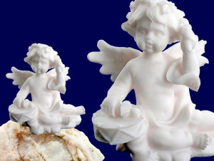 aniołek grający na tamburynie alabaster grecki