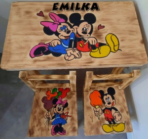 Drewniany stolik dwa krzeselka dla dzieci myszka minnie personalizowany