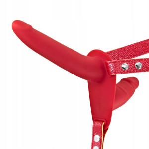 Penis strap-on, na pasie. Podwójna stymulacja.