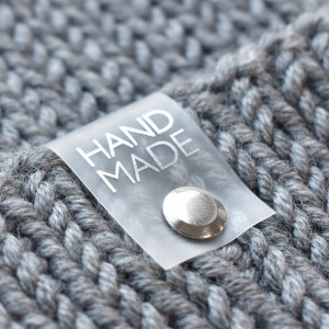 Metka silikonowa z nitem do czapki HAND MADE srebr