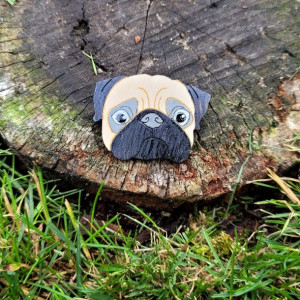 Broszka drewniana - Mops