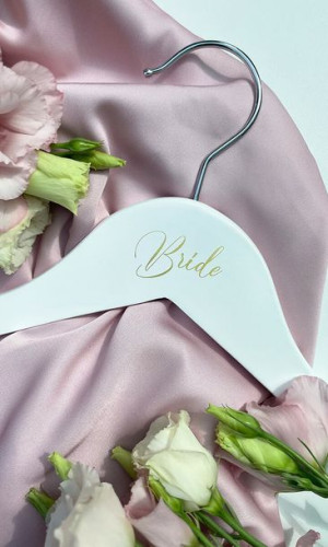 Drewniany wieszak na suknię ślubną i ubrania Bride