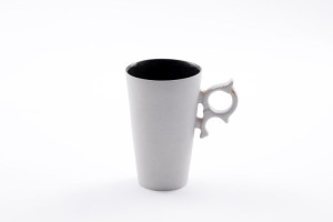 Kubek ceramiczny szary z dekoracyjnym uchem