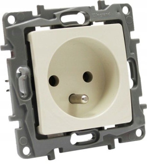 Legrand Niloe Eco Gniazdo Z Uziem. Kremowe 764640