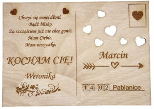 Pocztówka drewniana ZAKOCHANI życzenia DLA NIEJ UPOMINEK