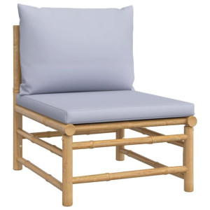 Środkowa sofa ogrodowa z jasnoszarymi poduszkami, bambusowa