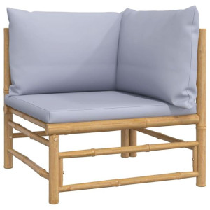 Narożna sofa ogrodowa z jasnoszarymi poduszkami, bambusowa