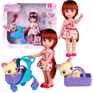 Lalka Natalia Na Wycieczce Z Wózkiem 16 Cm.