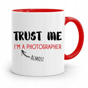 Kubek Czerwony Fotografa Trust Me Prezent