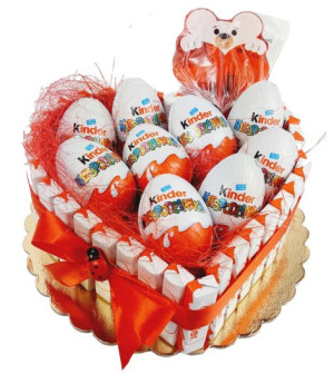 Tort ze słodyczy Kinder na urodziny
