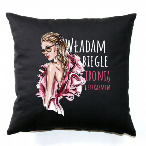 Poduszka Czarna Na Prezent WŁADAM BIEGLE IRONIĄ Wz