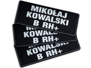 Imiennik odblaskowy tło czarne 1-3 linijki tekstu na rzepie 13 x 5 cm