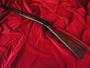 Czarna Strzelba Winchester Z Głową Bizona (k1063)
