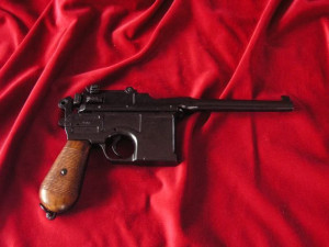 Kultowy Pistolet Mauser C96 Z Drewnianą Rękojeścią (m-1024)