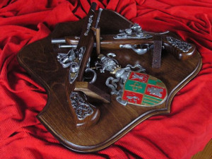 Dwa Pistolety Skałkowe Na Tablo Plus Herb (wtr-243)