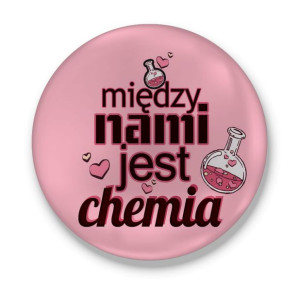 Przypinka walentynkowa Między nami jest chemia