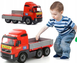 Ciężarówka Volvo Z Przyczepą Z Burtami