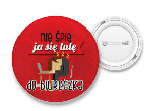 Przypinka Nie śpię ja się tulę do biureczka