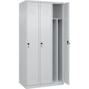 C+P Schwarz-Weiß-Spind Classic PLUS, schmal, 3 Abteile, verkürzte Trennwand mittig, lichtgrau, B 900 mm, mit Bodengleitern, Drehriegel, Trennwand