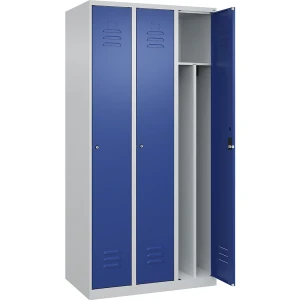C+P Schwarz-Weiß-Spind Classic PLUS, schmal, 3 Abteile, verkürzte Trennwand mittig, lichtgrau / enzianblau, B 900 mm, mit Bodengleitern,