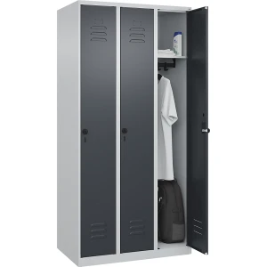 C+P Spind Classic PLUS, 3 Abteile, lichtgrau / grau, B 900 mm, mit Bodengleitern, Drehriegel