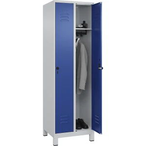 C+P Spind Classic PLUS, 2 Abteile, lichtgrau / enzianblau, B 600 mm, mit Füßen, Drehriegel