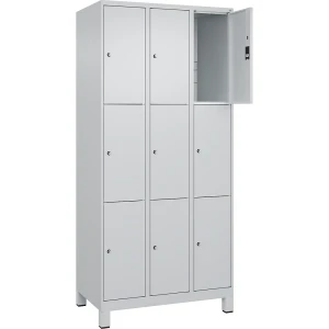 C+P 3er-Schließfachschrank Classic PLUS, 3 Abteile, lichtgrau, B 900 mm, 9 Fächer, mit Füßen