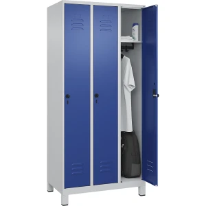 C+P Spind Classic PLUS, 3 Abteile, lichtgrau / enzianblau, B 900 mm, mit Füßen, Drehriegel