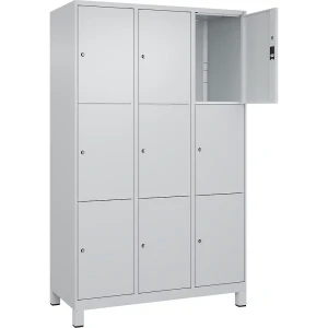 C+P 3er-Schließfachschrank Classic PLUS, 3 Abteile, lichtgrau, B 1200 mm, 9 Fächer, mit Füßen