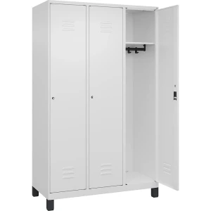 C+P Spind Classic PLUS, 3 Abteile, verkehrsweiß, B 1200 mm, mit Füßen, Zylinderschloss