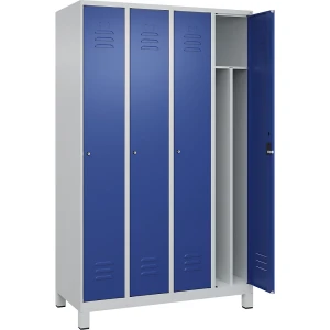 C+P Schwarz-Weiß-Spind Classic PLUS, schmal, 4 Abteile, verkürzte Trennwand mittig, lichtgrau / enzianblau, B 1200 mm, mit Füßen, Zylinderschloss,