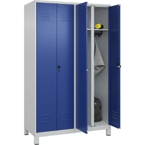 C+P Schwarz-Weiß-Spind Classic PLUS, Trennwand mittig, 2 Abteile, lichtgrau / enzianblau, HxB 1950 x 1200 mm, mit Füßen, Drehriegel