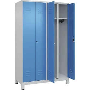 C+P Schwarz-Weiß-Spind Classic PLUS, Trennwand mittig, 2 Abteile, lichtgrau / lichtblau, HxB 1950 x 1200 mm, mit Füßen, Zylinderschloss