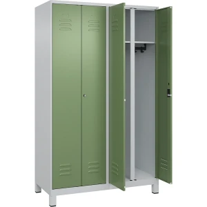 C+P Schwarz-Weiß-Spind Classic PLUS, Trennwand mittig, 2 Abteile, lichtgrau / resedagrün, HxB 1950 x 1200 mm, mit Füßen, Zylinderschloss