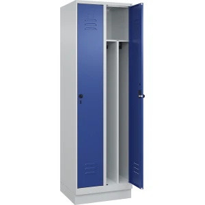 C+P Schwarz-Weiß-Spind Classic PLUS, schmal, 2 Abteile, verkürzte Trennwand mittig, lichtgrau / enzianblau, B 600 mm, mit Bodensockel, Drehriegel,