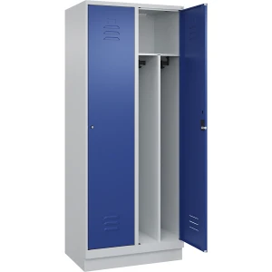C+P Schwarz-Weiß-Spind Classic PLUS, schmal, 2 Abteile, verkürzte Trennwand mittig, lichtgrau / enzianblau, B 800 mm, mit Bodensockel,