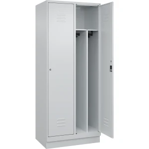 C+P Schwarz-Weiß-Spind Classic PLUS, schmal, 2 Abteile, verkürzte Trennwand mittig, lichtgrau, B 800 mm, mit Bodensockel, Zylinderschloss, Trennwand