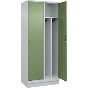 C+P Schwarz-Weiß-Spind Classic PLUS, schmal, 2 Abteile, verkürzte Trennwand mittig, lichtgrau / resedagrün, B 800 mm, mit Bodensockel,