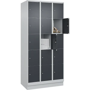 C+P 5er-Schließfachschrank Classic PLUS, 3 Abteile, lichtgrau / grau, B 900 mm, 15 Fächer, mit Bodensockel