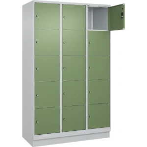 C+P 5er-Schließfachschrank Classic PLUS, 3 Abteile, lichtgrau / resedagrün, B 1200 mm, 15 Fächer, mit Bodensockel