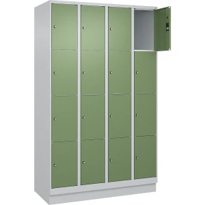 C+P 4er-Schließfachschrank Classic PLUS, 4 Abteile, lichtgrau / resedagrün, B 1200 mm, 16 Fächer, mit Bodensockel