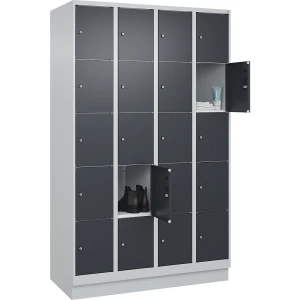 C+P 5er-Schließfachschrank Classic PLUS, 4 Abteile, lichtgrau / grau, B 1200 mm, 20 Fächer, mit Bodensockel