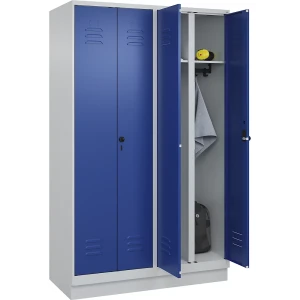 C+P Schwarz-Weiß-Spind Classic PLUS, Trennwand mittig, 2 Abteile, lichtgrau / enzianblau, HxB 1950 x 1200 mm, mit Bodensockel, Drehriegel