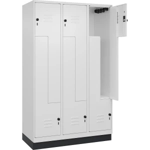 C+P Z-Spind Classic PLUS, 3 Abteile, verkehrsweiß, B 1200 mm, mit Bodensockel, Drehriegel